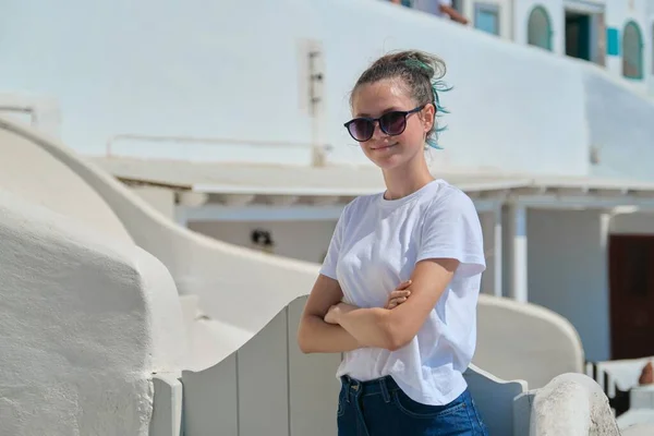Неповнолітня Дівчинка Відпочиває Грецькому Острові Санторіні Жінка Яка Дивиться Камеру — стокове фото
