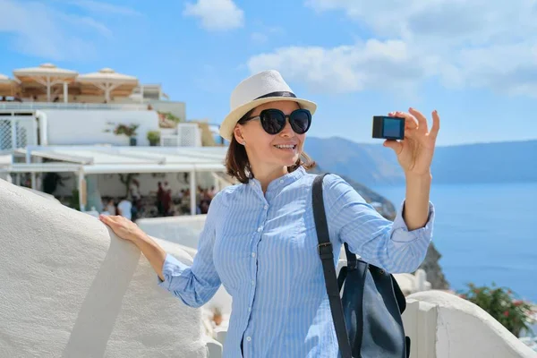 Жінка Подорожує Грецькому Селі Острові Санторіні Знімаючи Відеокамеру Білу Фонову — стокове фото