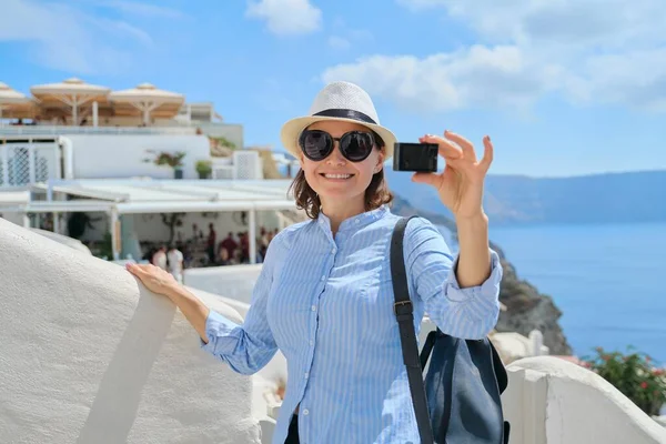 Vloger Viajes Mujer Que Viaja Pueblo Griego Oia Isla Santorini — Foto de Stock