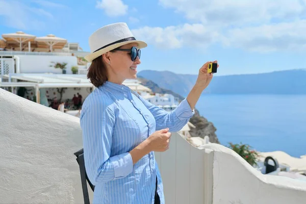 Жінка Подорожує Грецькому Селі Острові Санторіні Знімаючи Відеокамеру Білу Фонову — стокове фото