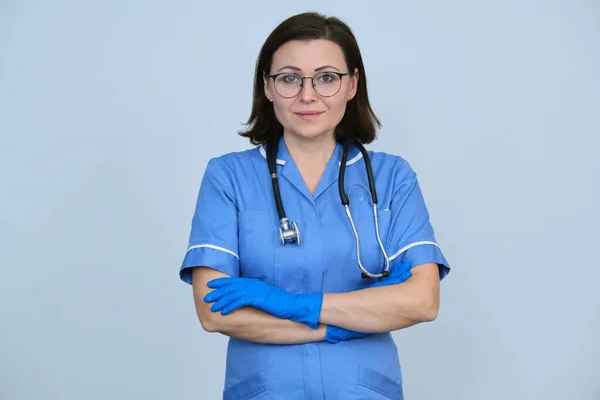 Trabalhadora Médica Feminina Uniforme Azul Com Estetoscópio Luvas Mulher Profissional — Fotografia de Stock
