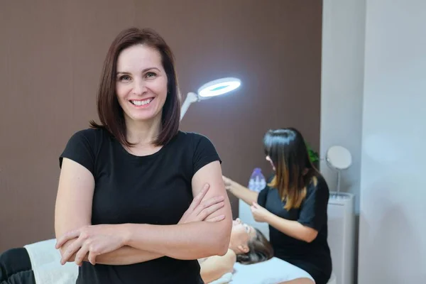 Portret Van Zelfverzekerde Vrouwelijke Specialist Spa Schoonheidssalon Vrouwelijke Cosmetoloog Kijkend — Stockfoto