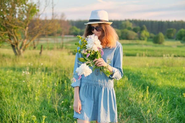 Krásná Dospívající Dívka Džínách Šaty Klobouk Kyticí Divokých Květin Pozadí — Stock fotografie