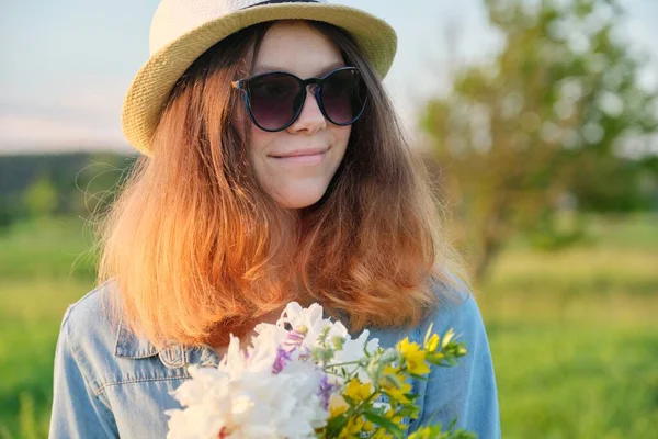 Güneş Gözlüklü Güzel Bir Kızın Portresi Kır Çiçekleri Buketi Otlakta — Stok fotoğraf