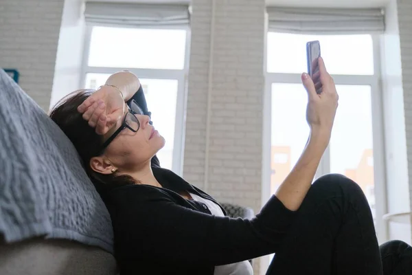 Traurige Reife Frau Liest Smartphone Schlechte Nachrichten Negative Informationen Krankheit — Stockfoto