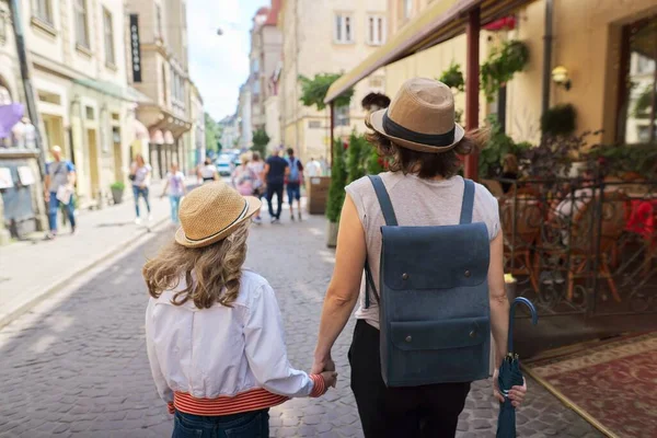 家庭度假 人际关系 母女俩手牵手走在老旅游城市 回顾过去 — 图库照片