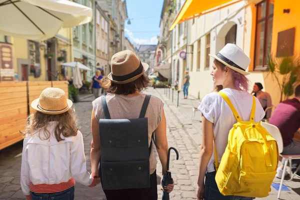 Turismo Vacaciones Familiares Relaciones Madre Dos Hijas Cogidas Mano Caminando —  Fotos de Stock