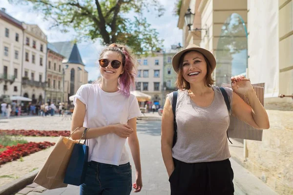 Duas Mulheres Mãe Filha Adolescente Conversando Sorrindo Andando Cidade Com — Fotografia de Stock