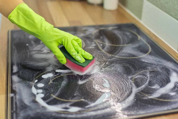 Närbild Hand Kvinna Rengöring Modern Matlagning Glas Keramik Elektrisk Yta — Stockfoto