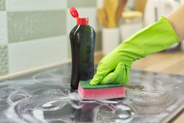 Fechar Mão Mulher Limpeza Moderna Cozinha Vidro Cerâmica Superfície Elétrica — Fotografia de Stock