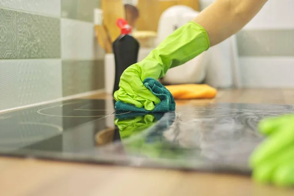 Zbliżenie Rąk Kobieta Sprzątanie Nowoczesnej Gotowania Szkła Ceramicznego Powierzchni Elektrycznej — Zdjęcie stockowe