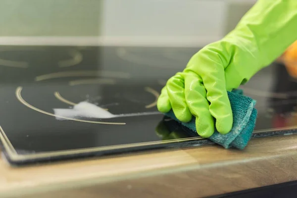 Eldivenli Kadın Elleri Mutfak Elektrikli Seramik Hobisini Sünger Deterjanla Temizliyor — Stok fotoğraf