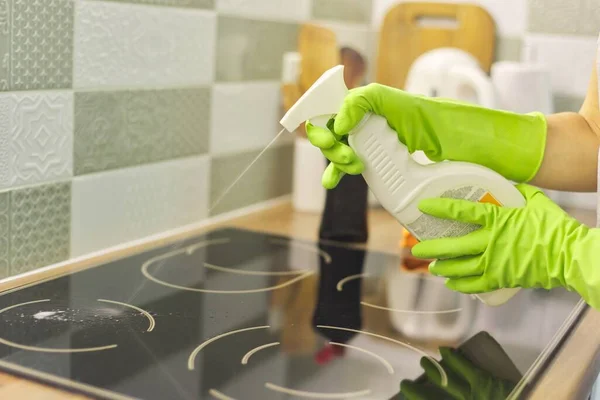 Zbliżenie Rąk Kobieta Sprzątanie Nowoczesnej Gotowania Szkła Ceramicznego Powierzchni Elektrycznej — Zdjęcie stockowe