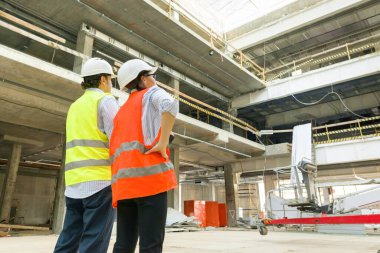 İnşaat, inşaat alanında çalışan kadın ve erkek inşaatçılar, endüstriyel insanlardan oluşan bir ekip. İnşa, takım çalışması ve insan konsepti, kopyalama alanı