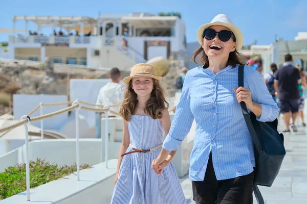 Mother Walking Daughter Child Holding Hand Famous Tourist Village Oia — стокове фото
