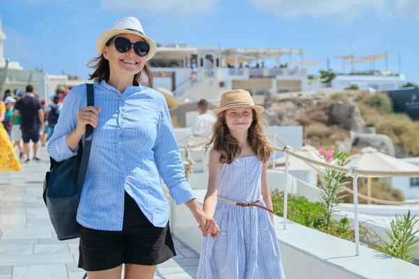 Mother Walking Daughter Child Holding Hand Famous Tourist Village Oia — стокове фото