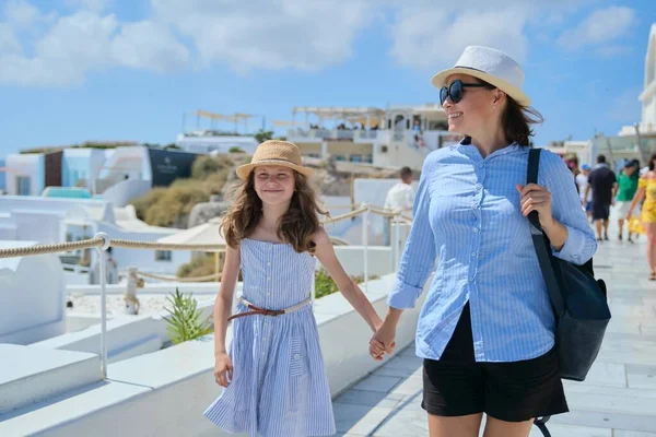 Mother Walking Daughter Child Holding Hand Famous Tourist Village Oia — стокове фото