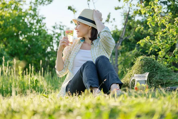 Zomer Vrouw Tuinier Hoed Zitten Vers Gemaaid Gras Met Zelfgemaakte — Stockfoto