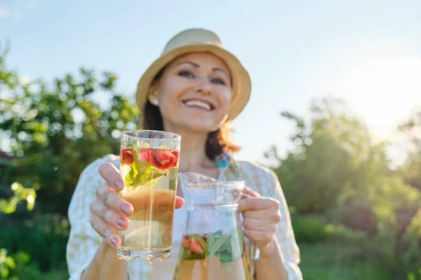 Närbild Kannor Och Glas Med Naturliga Växtbaserade Mynta Jordgubbsdryck Händerna — Stockfoto