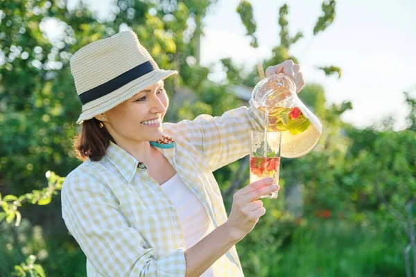 Leende Kvinna Med Kanna Uppfriskande Naturliga Hemlagad Dryck Sommar Trädgården — Stockfoto