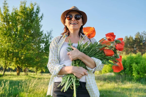 Ritratto Bella Donna Felice Matura Sana Con Bouquet Papaveri Rossi — Foto Stock