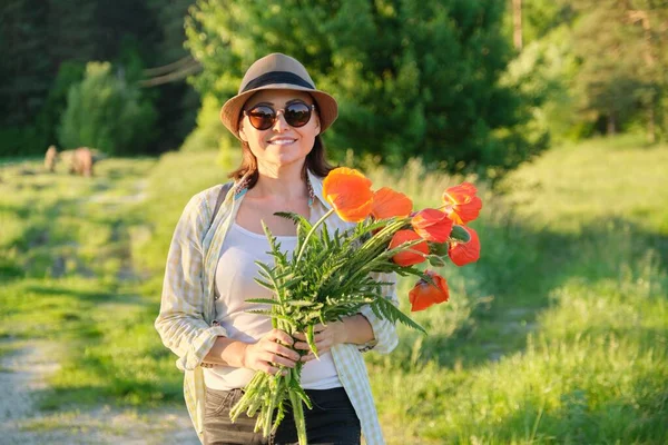 Sommar Semester Naturresa Mogen Vacker Kvinna Promenader Längs Landsvägen Med — Stockfoto