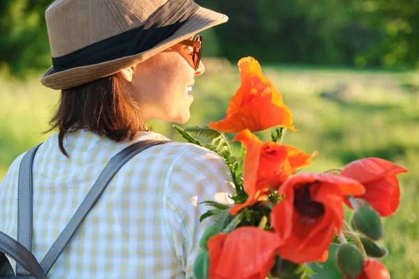 Vacanza Estiva Viaggio Nella Natura Bella Donna Matura Che Cammina — Foto Stock