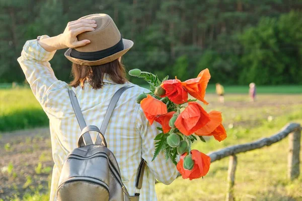 Vacanza Estiva Viaggio Nella Natura Bella Donna Matura Che Cammina — Foto Stock