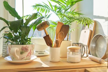 Ürünler, mutfak aletleri kilerdeki masanın üstünde..