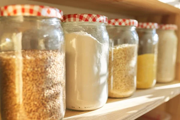 食料貯蔵のためのパン屋の木製棚 貯蔵瓶の穀物製品 — ストック写真