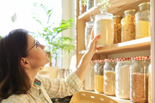 Rijpe Vrouw Keuken Pantry Met Producten Opslag Houten Standaard Met — Stockfoto