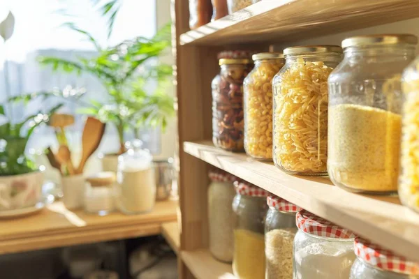 Holzregale Der Speisekammer Für Die Lebensmittelaufbewahrung Getreideprodukte Aufbewahrungsgläsern — Stockfoto