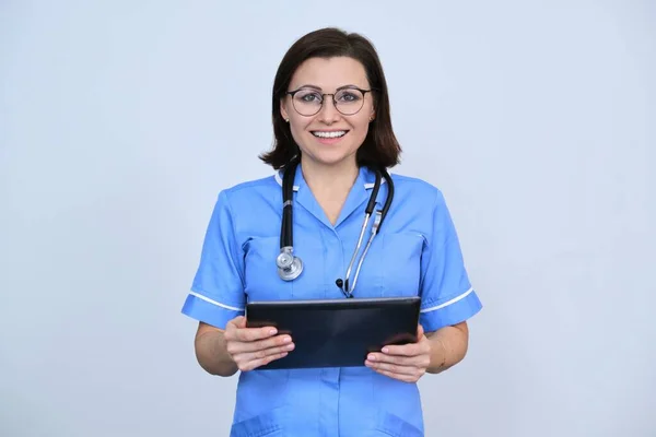 Mature Female Medical Worker Digital Tablet Smiling Nurse Looking Camera — Stock Photo, Image