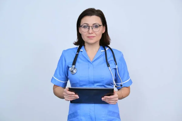 Mature Female Medical Worker Digital Tablet Serious Doctor Looking Camera — Stock Photo, Image