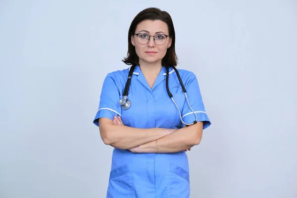 Retrato Enfermeira Mulher Uniforme Azul Com Braços Cruzados Trabalhador Médico — Fotografia de Stock