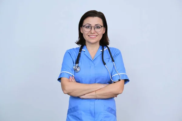 Retrato Enfermeira Mulher Uniforme Azul Com Braços Cruzados Trabalhador Médico — Fotografia de Stock