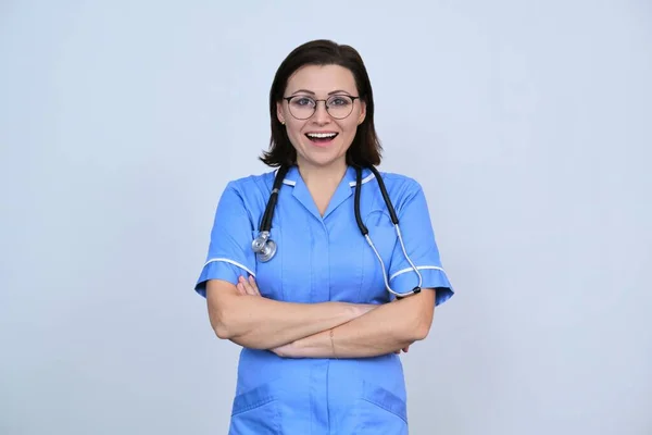 Retrato Enfermeira Mulher Uniforme Azul Com Braços Cruzados Trabalhador Médico — Fotografia de Stock