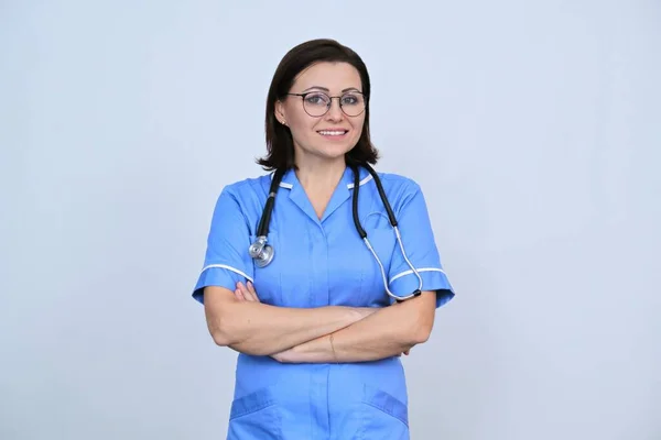 Retrato Enfermeira Mulher Uniforme Azul Com Braços Cruzados Trabalhador Médico — Fotografia de Stock