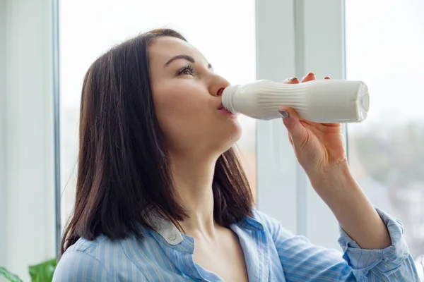 Wanita Cantik Muda Dengan Botol Susu Yogurt Produk Susu Perempuan — Stok Foto