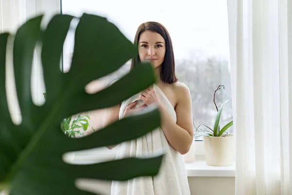 Retrato Belleza Una Joven Morena Toalla Baño Spa Casa Hoja —  Fotos de Stock