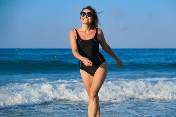 Здоровая Красивая Женщина Средних Лет Солнечных Очках Прогуливающаяся Берегу Моря — стоковое фото