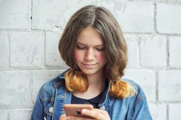 Retrato Hermosa Adolescente Sonriente Años Con Teléfono Inteligente Fondo Ladrillo — Foto de Stock