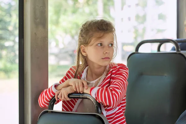 Niño Pasajero Autobús Urbano Trolebús Niña Sentada Asiento Del Pasajero — Foto de Stock