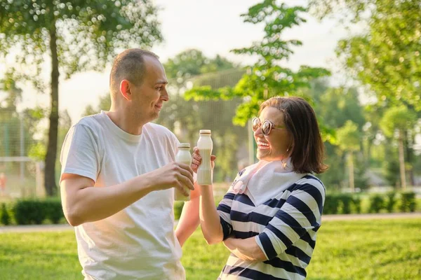 Feliz Pareja Madura Parque Descansando Bebiendo Yogur Lácteos Después Ejercicios —  Fotos de Stock