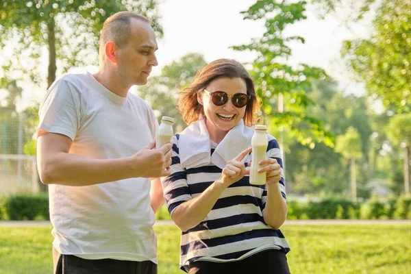 Glückliches Reifes Paar Park Ausgeruht Joghurt Trinkend Milchprodukte Nach Dem — Stockfoto