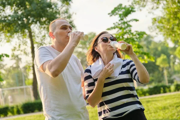 Glückliches Reifes Paar Park Ausgeruht Joghurt Trinkend Milchprodukte Nach Dem — Stockfoto