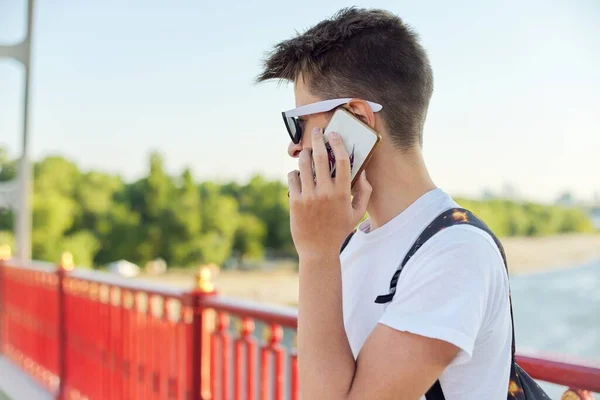 Adolescente Chico Años Con Gafas Sol Corte Pelo Moda Hablando — Foto de Stock