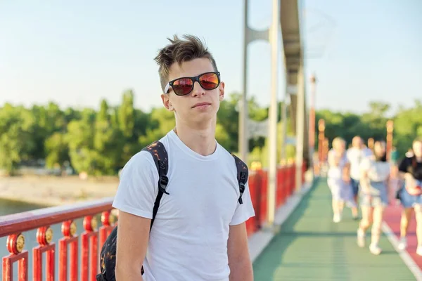 Teen Chlapec Let Módní Účes Sluneční Brýle Při Pohledu Kameru — Stock fotografie