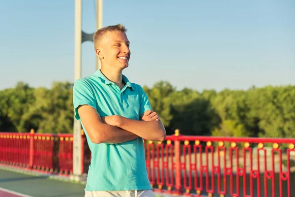 Teenager Let Blonďatý Chlapec Pózující Založenýma Rukama Stojící Mostě Přes — Stock fotografie