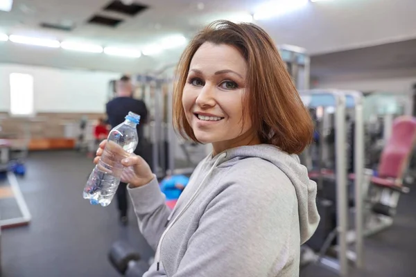 Πορτρέτο Της Χαμογελαστή Ώριμη Γυναίκα Μπουκάλι Νερό Στο Γυμναστήριο Αθλητισμός — Φωτογραφία Αρχείου